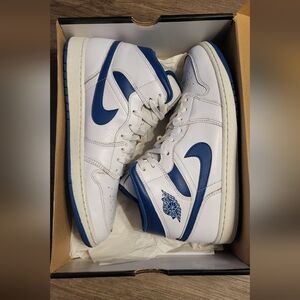 Jordan 1 Mid SE in White and Blue